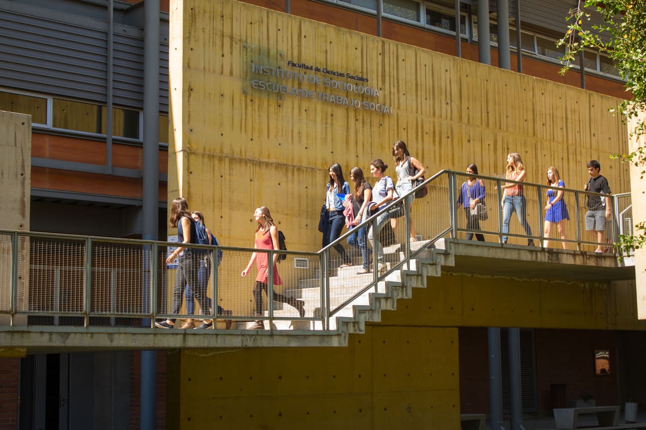 Estudiantes bajando por las escaleras de la fachada del Instituto de Sociología