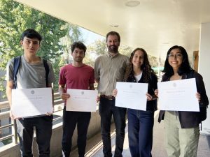 Director del Instituto de Sociología junto a estudiantes que se adjudican la matrícula de honor