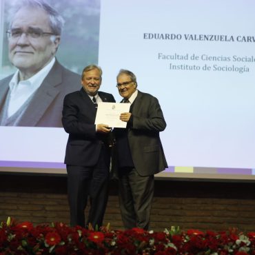 Eduardo Valenzuela recibiendo distinción de sus 30 años de trayectoria académica
